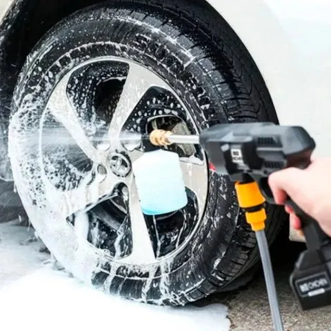 UltraWasher aplicando espuma na roda do carro — lava sem tomada